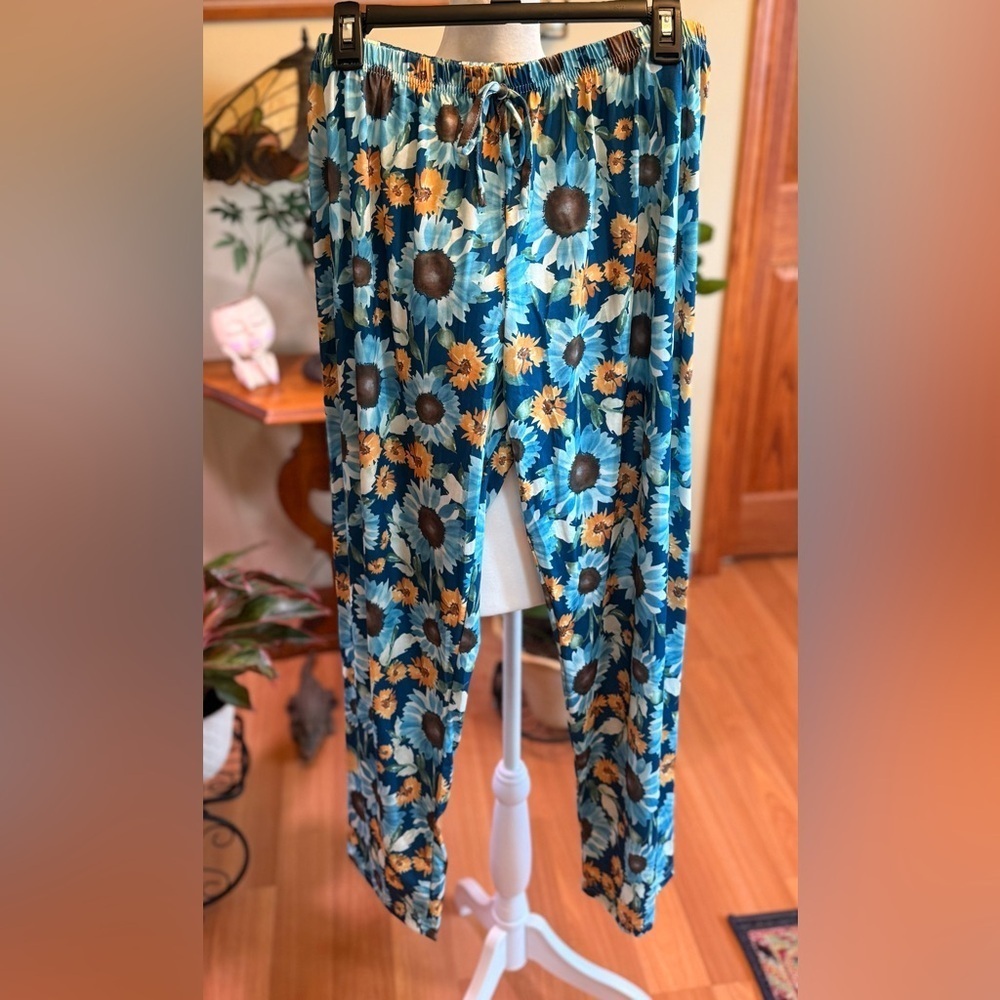NWOT Unbranded Women’s XL Loose Fit Elastic Waist Blue Yellow Floral Bottoms
